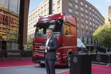 Mercedes-Benz trình làng xe tải cực kỳ hiện đại, có khả năng tự lái