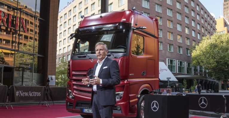 Mercedes-Benz trình làng xe tải cực kỳ hiện đại, có khả năng tự lái
