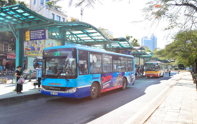 Xe buýt phục vụ tốt nhu cầu đi lại của người dân